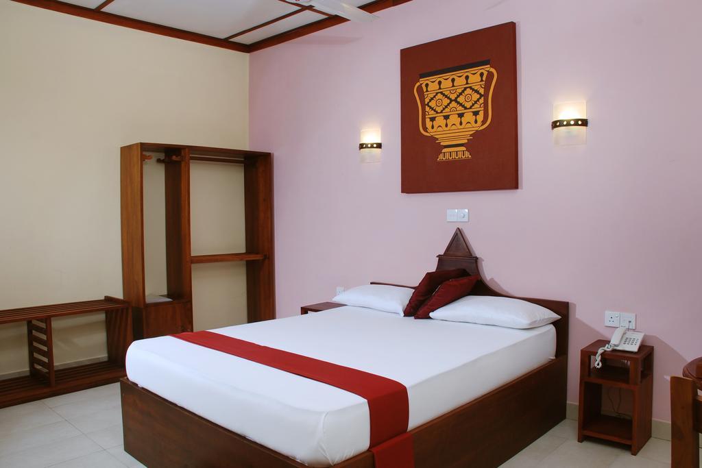 The Triangle Hotel อนุราธปุระ ภายนอก รูปภาพ