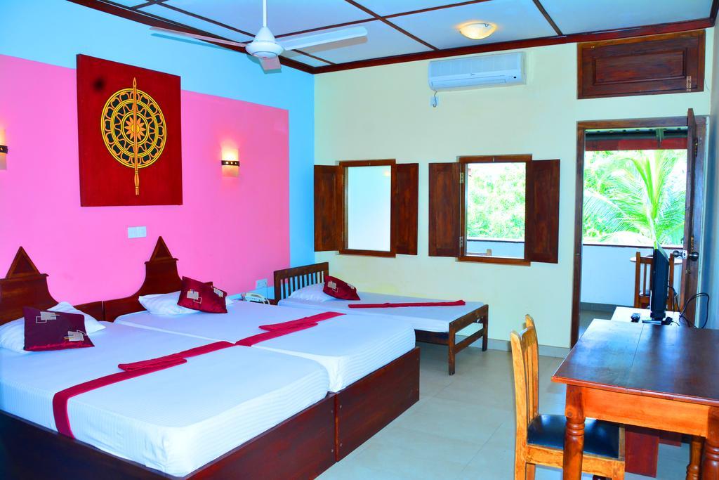 The Triangle Hotel อนุราธปุระ ภายนอก รูปภาพ